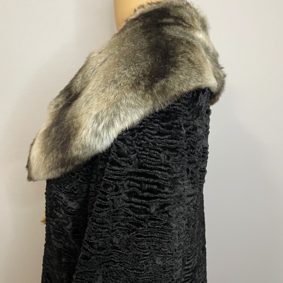 Vintage elegant faux sheepskin and fur collared sleeved black mid length coat! - Picture 5 of 9